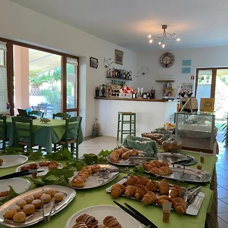 Alex Oda ve Kahvaltı 4*