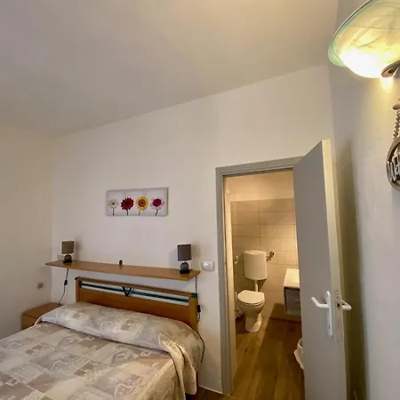 Alex Oda ve Kahvaltı 4*