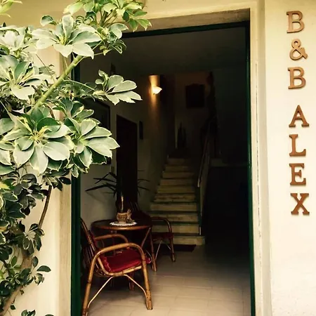 לינה וארוחת בוקר Alex 4*